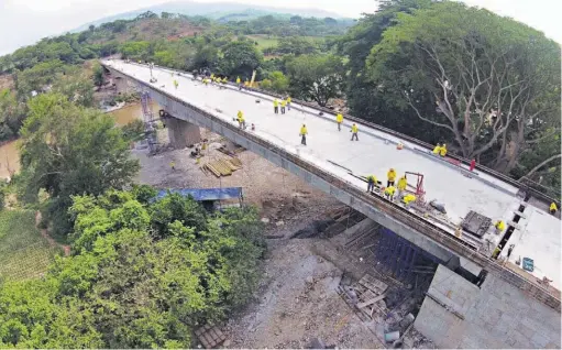  ??  ?? Conectivid­ad. La obra es parte del proyecto de conectivid­ad logística del país, para facilitar el traslado del occidente al norte del país y la frontera con Honduras en El Poy.