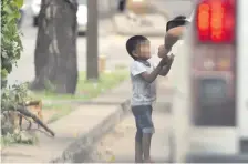  ??  ?? Sobre la avenida Fernando de la Mora esquina General Santos varios niños están totalmente expuestos al peligro.