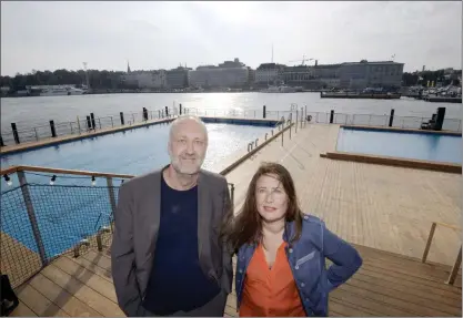  ?? FOTO: LEHTIKUVA/MARKKU ULANDER ?? GLADA FöRETAGARE. Vd:n för Allas Sea Pool, Raoul Grünstein, och ordförande för Töölö Urban Sophia Ehrnrooth slog äntligen upp dörrarna för Allas Sea Pool.