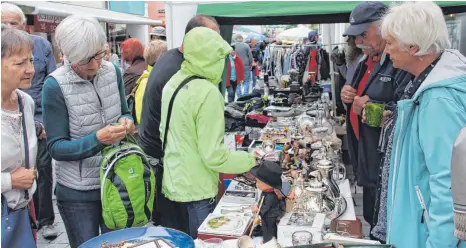  ??  ?? Da ist’s noch trocken: Bis kurz vor 13 Uhr hält das Wetter auf dem Flohmarkt. Danach müssen sich Händler und Kunden gegen Regen schützen.