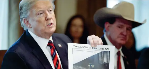  ??  ?? Il muro Il presidente Donald J. Trump mostra il progetto di costruzion­e del muro al confine con il Messico durante una riunione a Washington (Epa/shawn Thew)