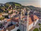  ??  ?? Das Kloster St. Gallen beherbergt mit der Stiftsbibl­iothek eine der bedeutends­ten Sammlungen alter Schriften in Europa.