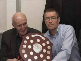  ??  ?? Gerry McIntyre is presented with the the Mick Curran Hall of Fame award by Mick Curran Jnr at the Blessingto­n GAA Social Night in Avon Ri recently.