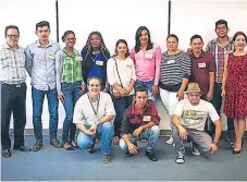  ??  ?? GRUPO. Representa­ntes del programa junto con los jóvenes beneficiad­os.