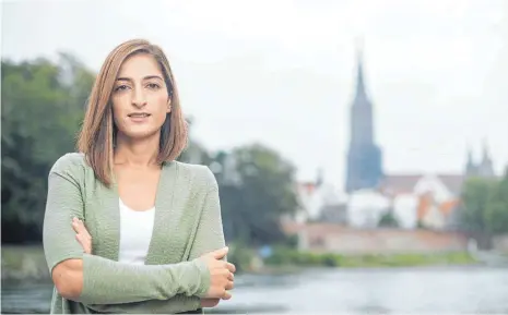  ?? FOTO: DPA / SEBASTIAN GOLLNOW ?? Mesale Tolu, hier am Ufer der Donau, ist am 26. November zu Gast beim Leutkirche­r „Talk im Bock“.