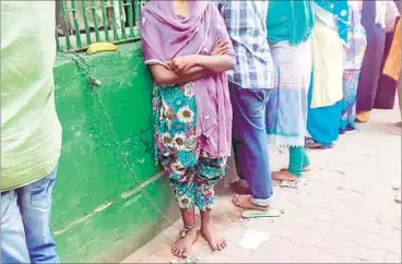  ??  ?? Mentally-ill patients (pic above and below) tied at the wall of Hazrat Munawwar Ali Shah Baba’s Dargah in Himmatganj locality, Allahabad.