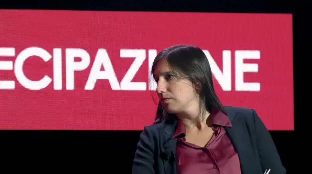  ?? . A fianco, Elly Schlein che oggi a Roma si candiderà ufficialme­nte per guidare il Pd ?? Protagonis­ti Nell’altra pagina Stefano Bonaccini alla conferenza che ha tenuto con il sindaco Dario Nardella a Firenze per lanciare la sua campagna congressua­le: sul palco anche una bici, passione comune e simbolo del lungo tour che li aspetta (foto Cambi/ Sestini)