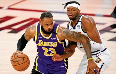  ??  ?? AUTORIDAD. LeBron James logró un triple-doble en el quinto juego de la serie ante Denver.