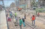  ?? SATISH BATE/HT ?? Workers demolish a platform at Jogeshwari on Sunday to make way for new tracks. The station now has only an eastside platform, where you can catch trains to and from Virar.