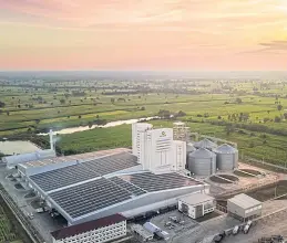  ?? ?? An aerial view of the Betagro Feed Mill in Nong Bun Mak which has an annual production capacity of over 600,000 tonnes.