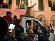  ??  ?? Felicità Un’immagine della festa dei tifosi gialloross­i nella notte tra martedì e mercoledì dopo il trionfo sul Barcellona