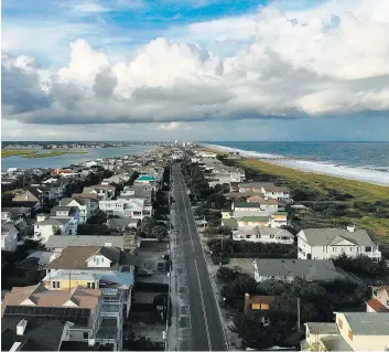  ?? PHOTO D’ARCHIVES, AFP ?? Les rues de Wrightsvil­le Beach, en Caroline du Nord, étaient désertes hier.