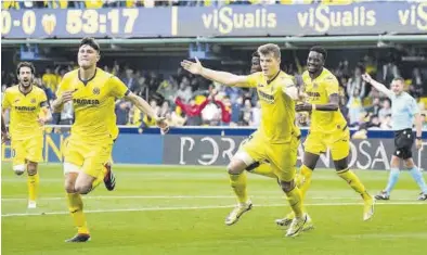  ?? GABRIEL UTIEL ?? Jorge Cuenca y Alexander Sorloth, en primer plano, celebran el gol de la victoria del Villarreal contra el Valencia.