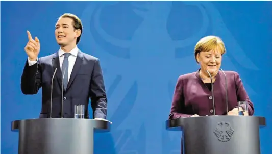  ?? BILD: SN/APA AFP/JOHN MACDOUGALL ?? Sebastian Kurz und Angela Merkel haben unterschie­dliche Richtungen vor Augen.