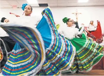  ?? NICK OZA, THE ARIZONA REPUBLIC ?? Latino families watch a traditiona­lMexican dance during Hispanic HeritageMo­nth at a church in Phoenix.