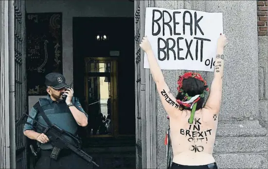  ?? OSCAR DEL POZO / AFP ?? Una activista de Femen se manifestab­a ayer contra el Brexit en Madrid en la visita del secretario de Estado británico para la Salida de la UE