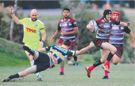  ?? Picture: SCOTT POWICK ?? Nerang Bulls fullback Will Bird breaks the Surfers Paradise defensive line.