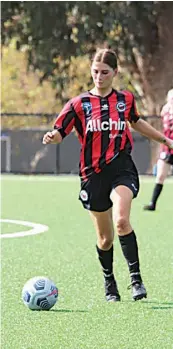  ?? ?? Jessica Nalty runs through the midfield on Sunday. Photograph­s courtesy of Emily Farr.