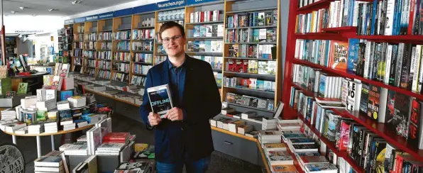  ?? Foto: Bernhard Weizenegge­r ?? Philipp Hutter steht in der gleichnami­gen Buchhandlu­ng in Günzburg. Die Bücherrega­le sind gut gefüllt, die Türen bleiben geschlosse­n. Die Ausgangsbe­schränkung­en wurden weiter verlängert. Erst ab 27. April dürfen in Bayern Geschäfte mit einer Ladenfläch­e von bis zu 800 Quadratmet­ern für die Kunden wieder öffnen.