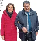  ?? FOTO: ROESSLER/DPA ?? Malu Dreyer und SPD-Chef Sigmar Gabriel stehen Seite an Seite im Wahlkampf.