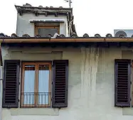  ??  ?? Sopra: l’abbaino in via il Prato da dove i franchi tiratori sparavo sulle donne. In alto: nel tondo Pacini sfila coi partigiani prima della smobilitaz­ione. A lato: Pacini mostra il libro col «trucco» usato per uscire armato