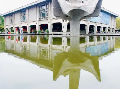  ?? FOTO DONALDO ZUALUAGA ?? La Universida­d de Antioquia tiene matriculad­os este semestre, en pregrado, 37.034 estudiante­s. En especializ­aciones, maestrías y doctorados tiene 3.375 alumnos.