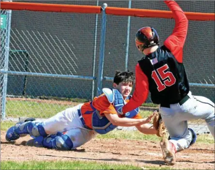  ?? PHOTOS BY KYLE MENNIG – ONEIDA DAILY DISPATCH ?? Oneida catcher Jorden Barlow reaches back to tag Chittenang­o’s Mike Culkin (15) out at the plate during their game in Rome on Sunday.
