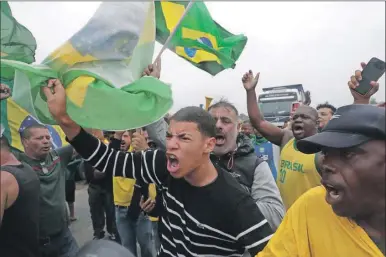  ?? ?? Camioneros bloquean carreteras en la jornada de ayer en Río de Janeiro. Piden que el Ejército intervenga para “impedir que vuelva el comunismo”