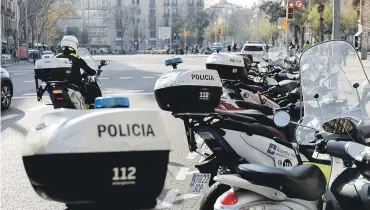  ?? ?? Motos de la Guàrdia Urbana en la plaza Universita­t de Barcelona y un vehículo de la nueva flota de limpieza en el litoral de la ciudad.
