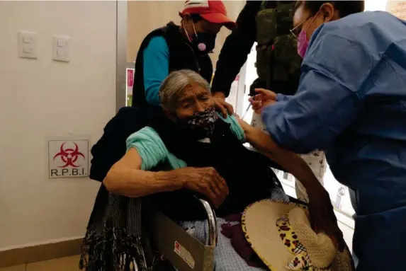  ?? (The Washington Post) ?? Political point?: Dominga Orozco Quijano, 100, receives her vaccine