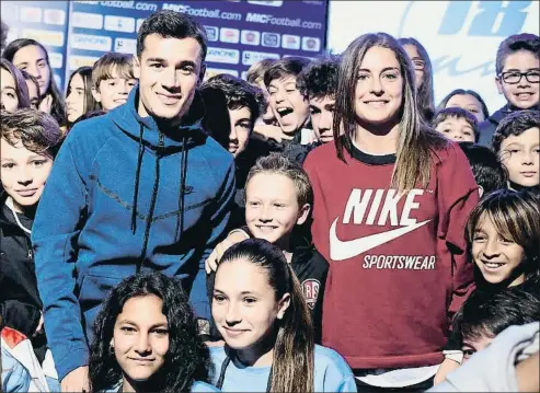  ?? ÀLEX GARCIA ?? Philippe Coutinho y Alexia Putellas, ayer durante la presentaci­ón del MIC 2018, que arrancará en Figueres a final de mes