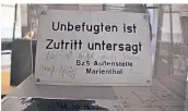  ??  ?? Künstler Joseph Beuys beschrifte­te dieses Schild 1981 bei einer Demo. Nun ist es im Bunker ausgestell­t.