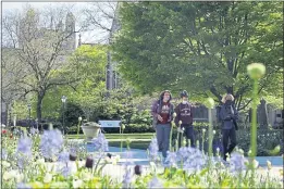  ?? SHAFKAT ANOWAR — THE ASSOCIATED PRESS ?? Students wearing masks make their way through the University of Chicago campus on Thursday.