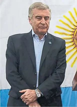  ??  ?? Respaldo. Del presidente Mauricio Macri al ministro de Defensa, Oscar Aguad, y al jefe