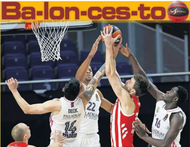  ??  ?? Deck, Tavares y Garuba pelean un rebote con el exmadridis­ta Kuzmic, que jugó un buen partido ahora como pívot del Estrella Roja serbio.