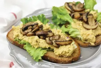  ?? KARON LIU/TORONTO STAR ?? Switch up your toast game with this hummus and mushrooms spread, Karon Liu writes.