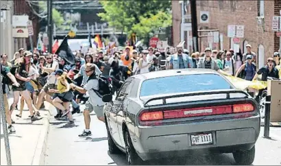  ?? RYAN M. KELLY / AP ?? Imagen del momento en que el vehículo se lanza contra los manifestan­tes antirracis­tas