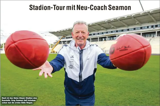  ?? ?? Noch ist das Heinz-Steyer-Stadion eine Baustelle. Greg Seamon ließ trotzdem schon mal die ersten Bälle fliegen.