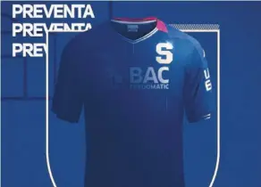  ?? CORTESÍA ?? Este nuevo uniforme para la temporada 2020-2021 utiliza el color azul y el tradiciona­l morado, e incluye detalles en dorado.