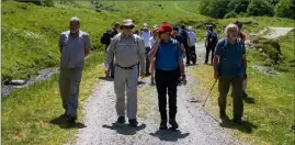  ?? ?? Entre deux séquences officielle­s, le prince Albert II s’est offert une randonnée en montagne, au départ de l’hospice de France, à proximité de Bagnères-de-Luchon.