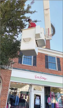  ?? Grace Duffield / Hearst Connecticu­t Media ?? Hector Diaz, of Hutchinson Tree Care, strings lights in trees in downtown New Canaan in preparatio­n for the holiday season.