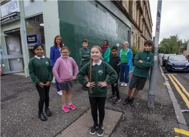  ?? ?? The schoolkids, pictured previously, helped to design the striking mural, below