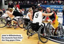  ??  ?? Jubel in Wilhelmsbu­rg. Das deutsche Team feiert den Sieg gegen China.