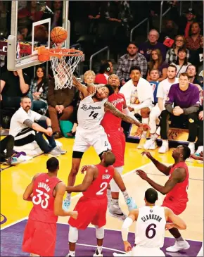  ?? ROCKY PADILA/JAWA POS ?? ADU GENGSI: Pemain Lakers Brandon Ingram menambah poin bagi timnya meski diganggu pemain Clippers Marreese Speights. Pertanding­an tim sekota itu dimenangi Lakers dengan skor 111-102.