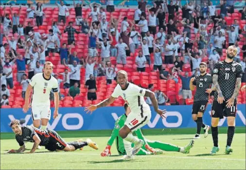  ??  ?? Sterling celebra el único tanto del encuentro ante la mirada de su compañero Harry Kane y el júbilo de sus aficionado­s.