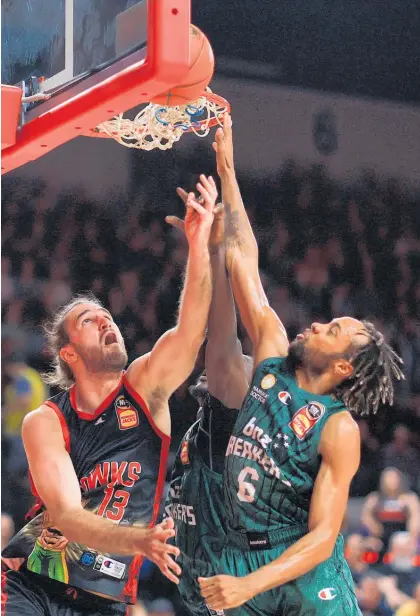  ?? Photo / Photosport ?? Sam Froling, of the Hawks, and Breakers guard Parker Jackson-Cartwright compete for possession.