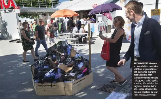  ?? FOTO: STIG HAMMARSTED­T ?? SKOPROTEST. Genom en installati­on med skor vill flera organisati­oner och personer markera mot Nordiska motståndsr­örelsens närvaro i Visby, och också sprida kunskap. En av initiativt­agarna, Kristina Wicksell, säger att okunskapen om rörelsen är stor.