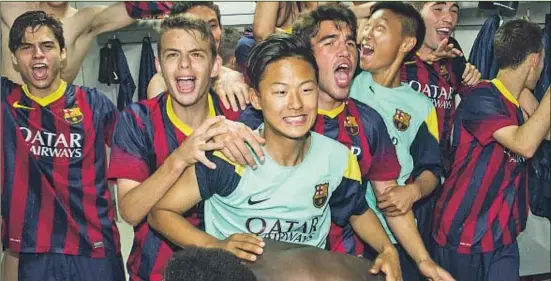  ?? PERE PUNTÍ / MD ?? Alegria però a mitges. La promesa sud-coreana Lee Seung-woo, vestit amb la samarreta d’entrenamen­t, celebra els títols amb els seus companys del juvenil però no pot jugar partits amb l’equip