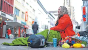  ?? FOTO: ALEXANDER KAYA ?? Seit 14 Jahren lebt Monika Schumacher auf der Straße. Selbst im Winter schläft sie draußen. An die Kälte hat sie sich dennoch nie gewöhnen können.