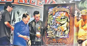  ??  ?? Wong (second left) officiatin­g the 7th Sibu Bike Week 2017 as Razz Chopper Motor Club (RCMC) president Abd Razak Abd Salam (left) looks on.